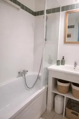 Salle de bains dans l'établissement Appartements au coeur du golf, proche du lac et vélodyssée
