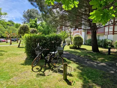 Jardin de l'établissement Appartements au coeur du golf, proche du lac et vélodyssée