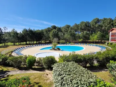 Piscine de l'établissement Appartements au coeur du golf, proche du lac et vélodyssée ou située à proximité