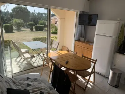 Cuisine ou kitchenette dans l'établissement Appartement T2 cabine, capacité 4 personnes, à 600 m de la plage et à 300 m du Golf