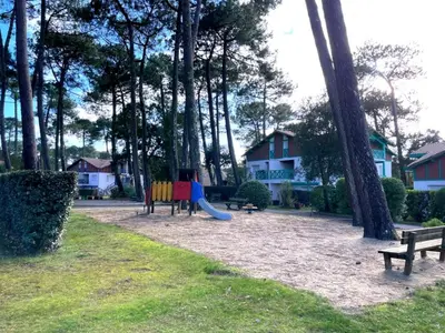 Aire de jeux pour enfants de l'établissement Appartement T2 mezzanine avec terrasse et animaux acceptés - FR-1-379-119