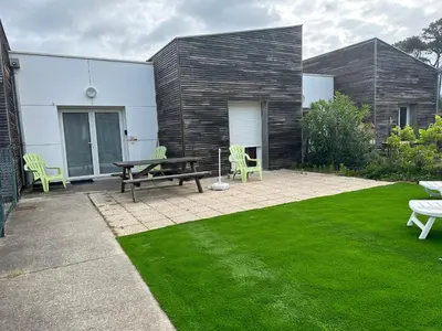 Jardin de l'établissement rez de chaussee bord de l océan