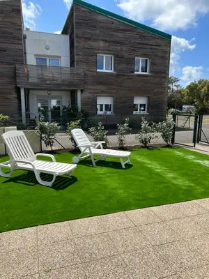 Jardin de l'établissement rez de chaussee bord de l océan