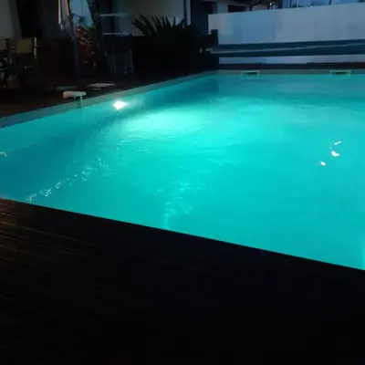 Piscine de l'établissement Villa familiale avec piscine chauffée calme proche du centre ou située à proximité