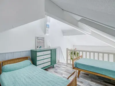 Un ou plusieurs lits dans un hébergement de l'établissement Maison T2 avec Mezzanine pour 5 pers, Proche Océan, Centre et Activités - FR-1-521-153