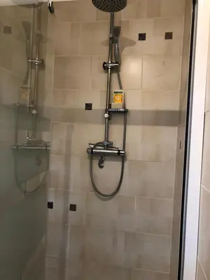 Salle de bains dans l'établissement Grande maison familiale piscine et jardin