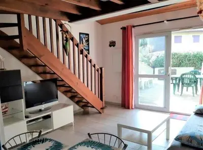Coin salon dans l'établissement Réf 273 Seignosse Océan, Villa Patio classée 2 étoiles ,à 250m de la plage, avec place de parking et piscine commune , 4 personnes