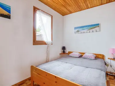 Un ou plusieurs lits dans un hébergement de l'établissement Maison T3 mezzanine, 6 pers, WiFi, près de l’océan, quartier résidentiel, Biscarrosse - FR-1-521-157