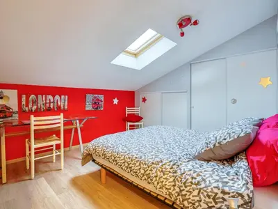 Un ou plusieurs lits dans un hébergement de l'établissement Maison T5 à Biscarrosse avec 4 chambres, clim, WIFI, terrasse, proche activités et plages - FR-1-521-156