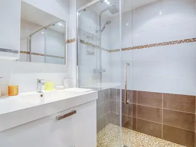 Salle de bains dans l'établissement Maison T5 à Biscarrosse avec 4 chambres, clim, WIFI, terrasse, proche activités et plages - FR-1-521-156