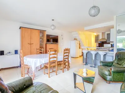 Cuisine ou kitchenette dans l'établissement Maison T5 à Biscarrosse avec 4 chambres, clim, WIFI, terrasse, proche activités et plages - FR-1-521-156