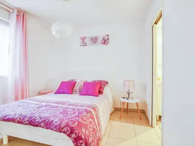 Un ou plusieurs lits dans un hébergement de l'établissement Maison T5 à Biscarrosse avec 4 chambres, clim, WIFI, terrasse, proche activités et plages - FR-1-521-156
