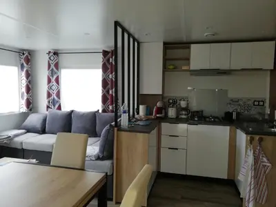 Cuisine ou kitchenette dans l'établissement MOBILHOME GASTES LANDES