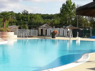 Piscine de l'établissement MOBILHOME GASTES LANDES ou située à proximité