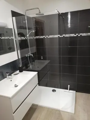 Salle de bains dans l'établissement Appartement proche lac et plage