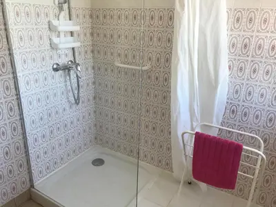 Salle de bains dans l'établissement Pîgeonnier du Rau, avec Parc et Piscine 1-1