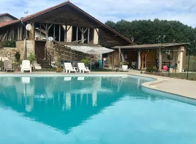 Piscine de l'établissement Pîgeonnier du Rau, avec Parc et Piscine 1-1 ou située à proximité