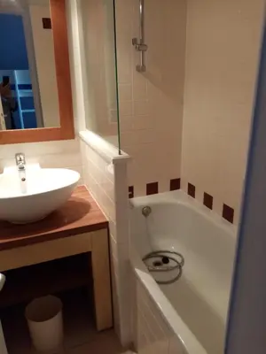 Salle de bains dans l'établissement Studio lumineux idéalement situé (golf et plage).