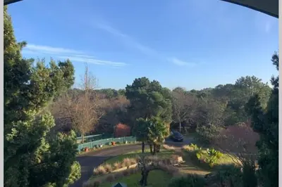 Jardin de l'établissement Studio lumineux idéalement situé (golf et plage).