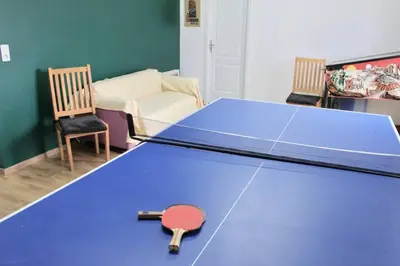 Tennis de table au sein de l'établissement Grande Maison Familiale entre lac et océan ou à proximité