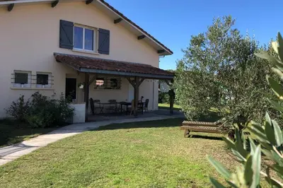Jardin de l'établissement Grande Maison Familiale entre lac et océan