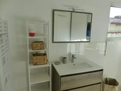 Salle de bains dans l'établissement HOSSEGOR PLAGE- Villa PAUL -Petite villa rénovée pour 4 personnes- Wifi gratuit