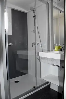 Salle de bains dans l'établissement chalet avec piscine