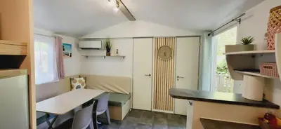 Cuisine ou kitchenette dans l'établissement Mobil Home 4 6 pers climatisé Camping Eurolac