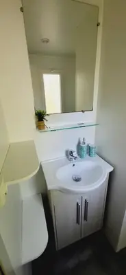 Salle de bains dans l'établissement Mobil Home 4 6 pers climatisé Camping Eurolac