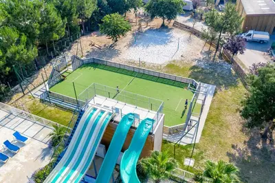 Tennis ou squash au sein de le camping ou à proximité