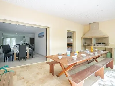 Cuisine ou kitchenette dans l'établissement Holiday Home Laouchet by Interhome