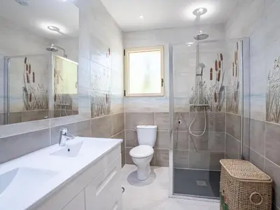 Salle de bains dans l'établissement Holiday Home Laouchet by Interhome