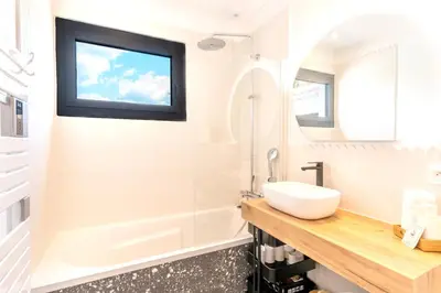 Salle de bains dans l'établissement Villa confortable à Seignosse avec piscine privée
