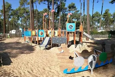 Aire de jeux pour enfants de l'établissement Mobil home Rainbow, camping les dunes de contis