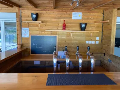 Boissons dans l'établissement Ensemble de 3 villas avec piscine chauffée, esprit détente