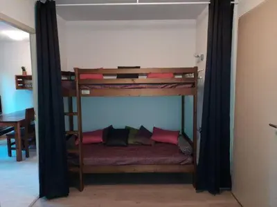 Un ou plusieurs lits dans un hébergement de l'établissement Appartement 1 chambre et 1 coin cabine, piscine, au bord du lac d 'Aureilhan,proche de Mimizan plage