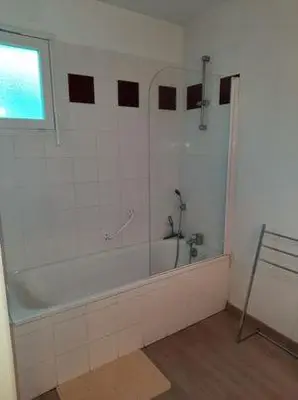 Salle de bains dans l'établissement Appartement 1 chambre et 1 coin cabine, piscine, au bord du lac d 'Aureilhan,proche de Mimizan plage