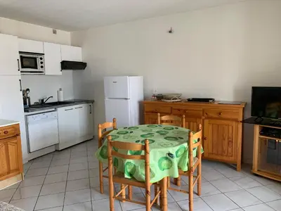 Cuisine ou kitchenette dans l'établissement Charmant T2 à 2 pas de la plage avec terrasses, parking et local vélo – 5 pers, ménage inclus - FR-1-319-435