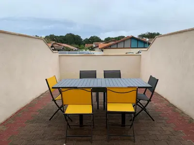 Balcon ou terrasse dans l'établissement Charmant T2 à 2 pas de la plage avec terrasses, parking et local vélo – 5 pers, ménage inclus - FR-1-319-435