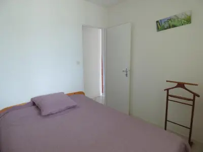 Un ou plusieurs lits dans un hébergement de l'établissement Charmant T2 à 2 pas de la plage avec terrasses, parking et local vélo – 5 pers, ménage inclus - FR-1-319-435