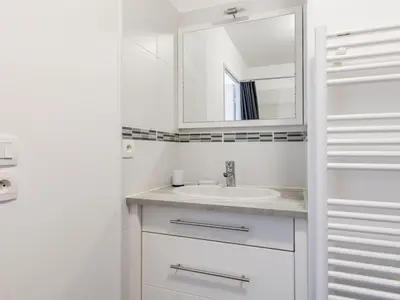 Salle de bains dans l'établissement Holiday Home Côté du Lac by Interhome