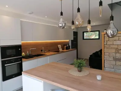 Cuisine ou kitchenette dans l'établissement La VILLA OCEAN AVEC SPA et PISCINE - Les GITES DE CAMPARAN