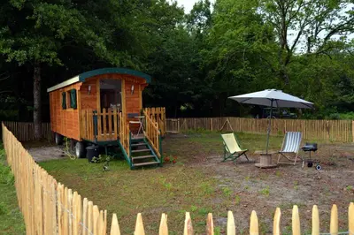 Jardin de l'établissement Roulotte paisible au milieu de la nature