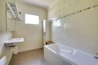 Salle de bains dans l'établissement Villa Alaska - climatisée 10 personnes avec piscine chauffée