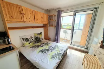 Un ou plusieurs lits dans un hébergement de l'établissement Charmant studio Plage du Penon