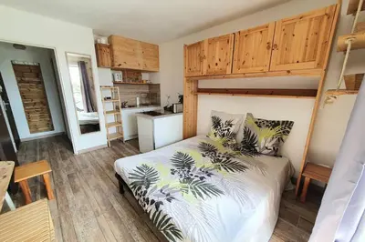 Cuisine ou kitchenette dans l'établissement Charmant studio Plage du Penon