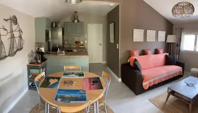 Cuisine ou kitchenette dans l'établissement Chalet tout équipé, terrasse