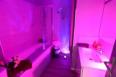 Salle de bains dans l'établissement Grand Studio BISCARROSSE PLAGE Une nuit A 2 avec Sauna Luxe, Balnéo, Océan rien que pour vous
