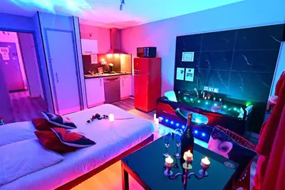 Un ou plusieurs lits dans un hébergement de l'établissement Grand Studio BISCARROSSE PLAGE Une nuit A 2 avec Sauna Luxe, Balnéo, Océan rien que pour vous
