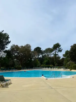 Piscine de l'établissement Appartement du Golf Les Bastides piscine et océan ou située à proximité